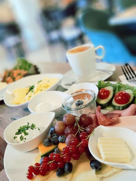 Frühstück mit Früchten, Bircher Müsli, Käse, Croissants, verschiedene Marmeladen und auf Wunsch mit Ei