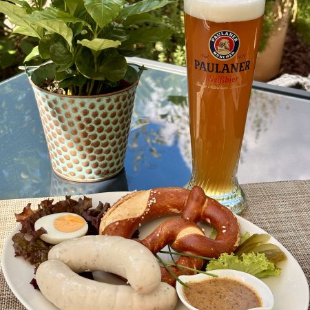 Frühstück mit Früchten, Bircher Müsli, Käse, Croissants, verschiedene Marmeladen und auf Wunsch mit Ei