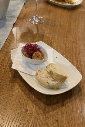 Gamba-Schale (Garnelen in Olivenöl, mit Schalotten, Knoblauch) und Baguette