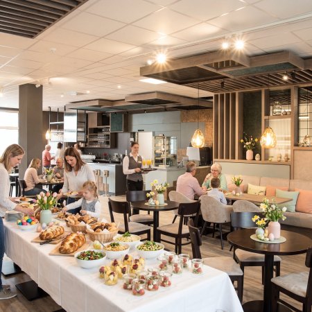 Frühstück mit Früchten, Bircher Müsli, Käse, Croissants, verschiedene Marmeladen und auf Wunsch mit Ei