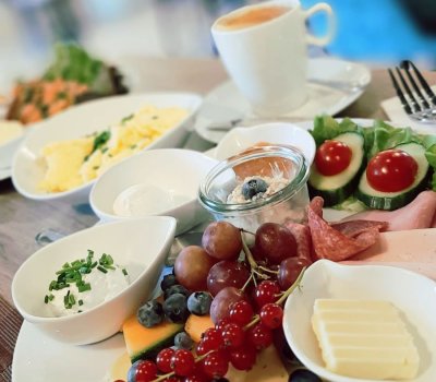 Frühstück mit Früchten, Bircher Müsli, Käse, Croissants, verschiedene Marmeladen und auf Wunsch mit Ei