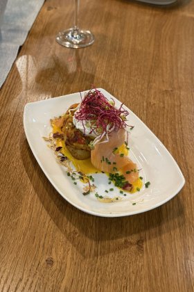 „Kartoffel-Kürbis-Muffin“ mit Räucherlachs und Kräutercreme