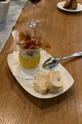 Samtsuppe vom Hokkaido-Kürbis mit steirischem Kürbis-Öl und gerösteten Kürbiskernen