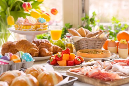 Frühstück mit Früchten, Bircher Müsli, Käse, Croissants, verschiedene Marmeladen und auf Wunsch mit Ei