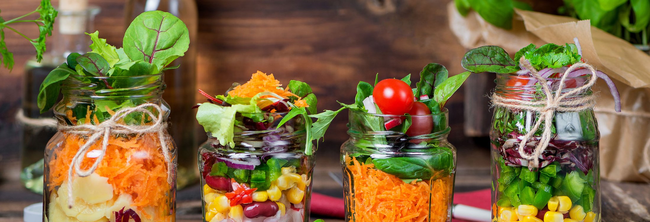 Auswahl von verschiedenen Salaten im Glas