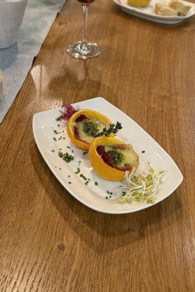 Gebackene iberische Orange, gefüllt mit Serano Schinken, Mozzarella und Pesto