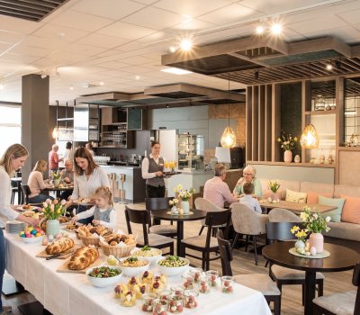 Frühstück mit Früchten, Bircher Müsli, Käse, Croissants, verschiedene Marmeladen und auf Wunsch mit Ei
