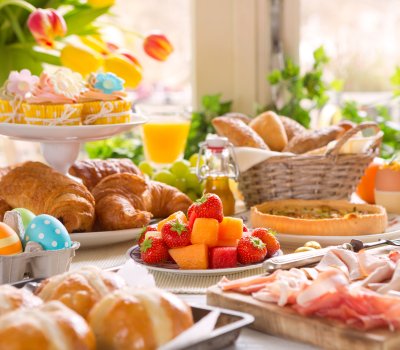 Frühstück mit Früchten, Bircher Müsli, Käse, Croissants, verschiedene Marmeladen und auf Wunsch mit Ei