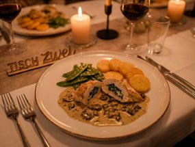 Symbolbild Mit Spinat und Ricotta gefülltes Poulardenbrüstchen