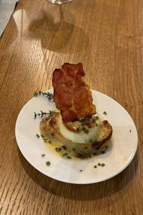 Kleiner Ziegenkäse mit Honig und Thymian gratiniert dazu Speckchip und Baguette