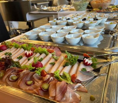 Frühstück mit Früchten, Bircher Müsli, Käse, Croissants, verschiedene Marmeladen und auf Wunsch mit Ei